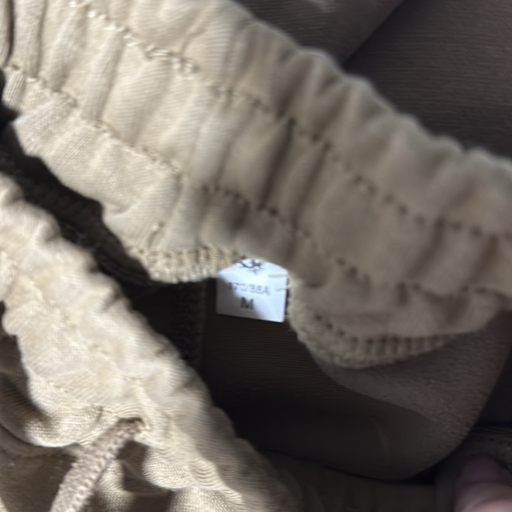 FAKE:: Alo accolade set. Large top medium bottoms. - Picture 8 of 8